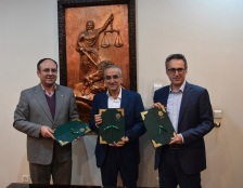 تفاهم‌نامه همکاری سه‌جانبه میان کانون وکلای مرکز، دانشگاه کانون و دانشگاه آزاد اسلامی واحد امارات